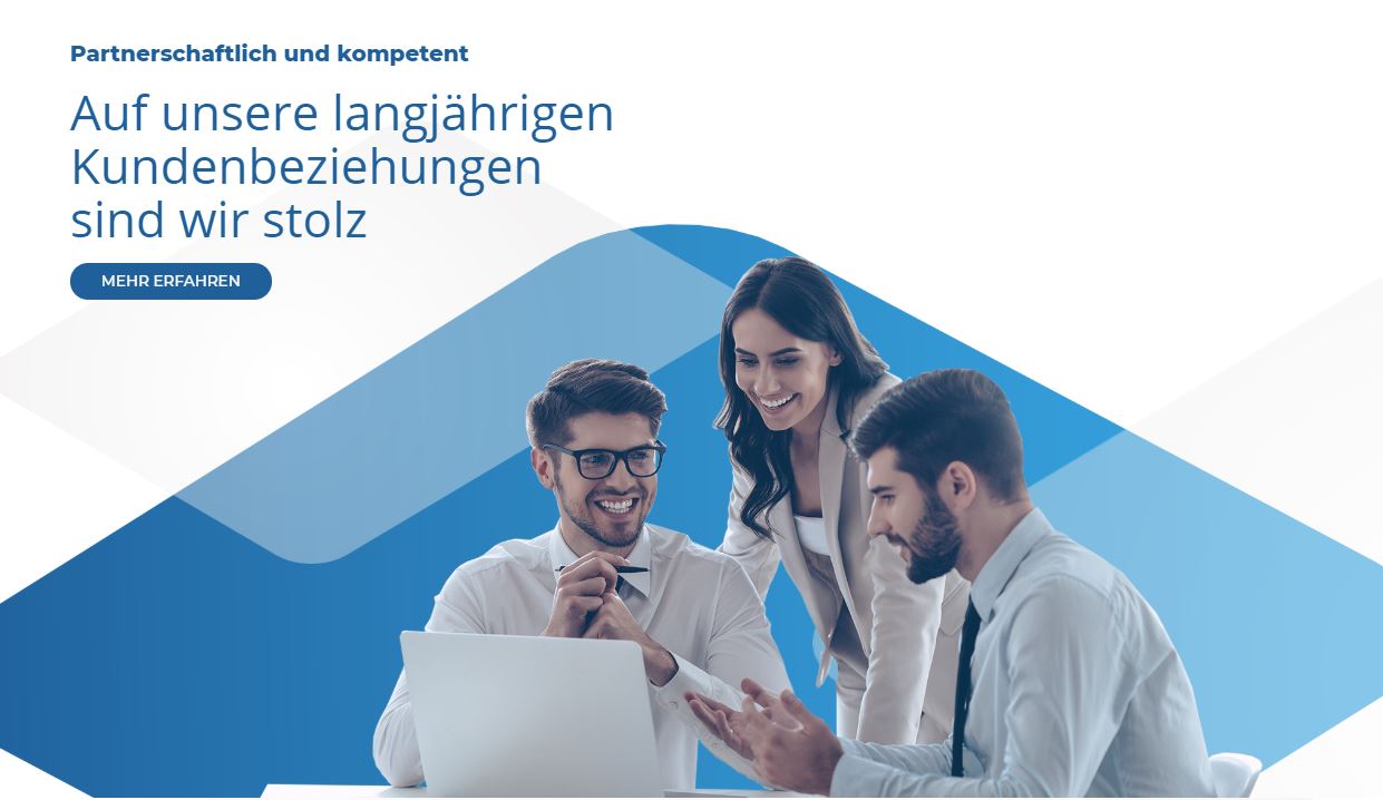 Bild fröhlicher Menschen am Tisch